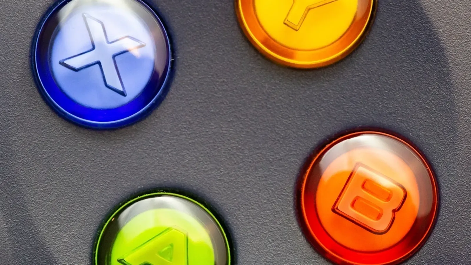 Close dos botões coloridos de um controle de videogame