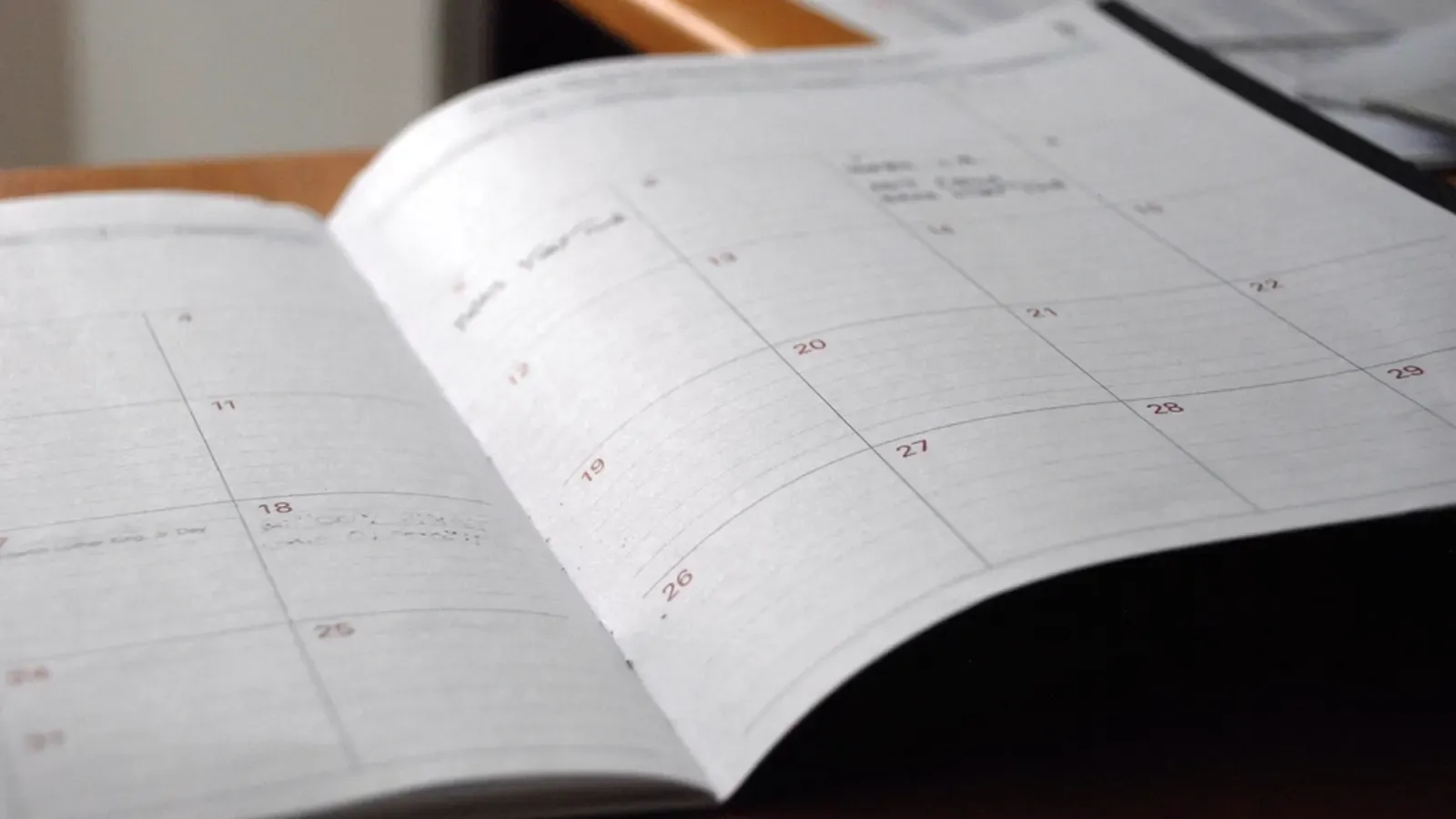 Agenda aberta com páginas de calendário