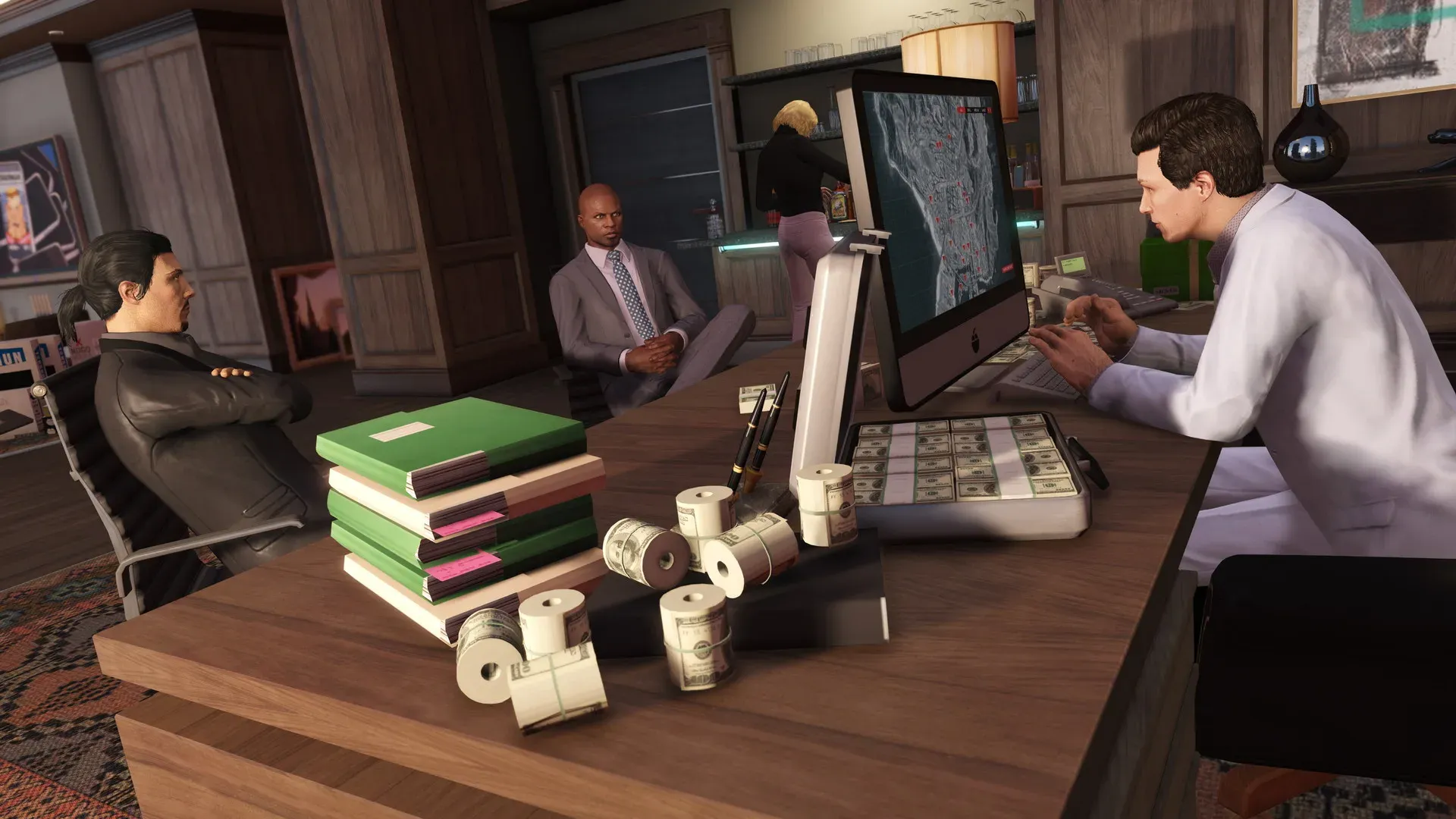 Planejamento de golpe em um escritório com mapas e computador, em GTA 5