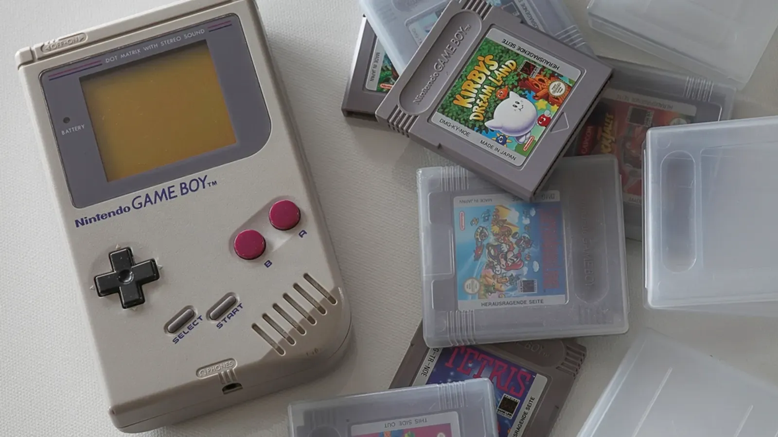 Console portátil antigo cercado de cartuchos de jogos