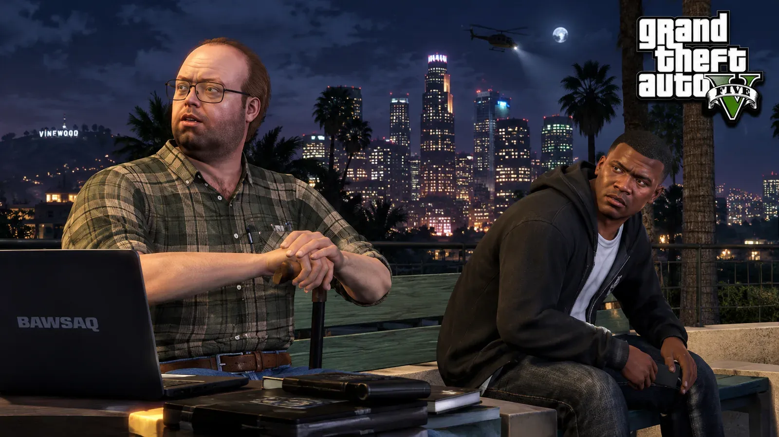 Lester com um notebook da BAWSAQ e Franklin sentados em um banco à noite, com o centro de Los Santos e o letreiro Vinewood ao fundo, ao lado do logo de GTA V