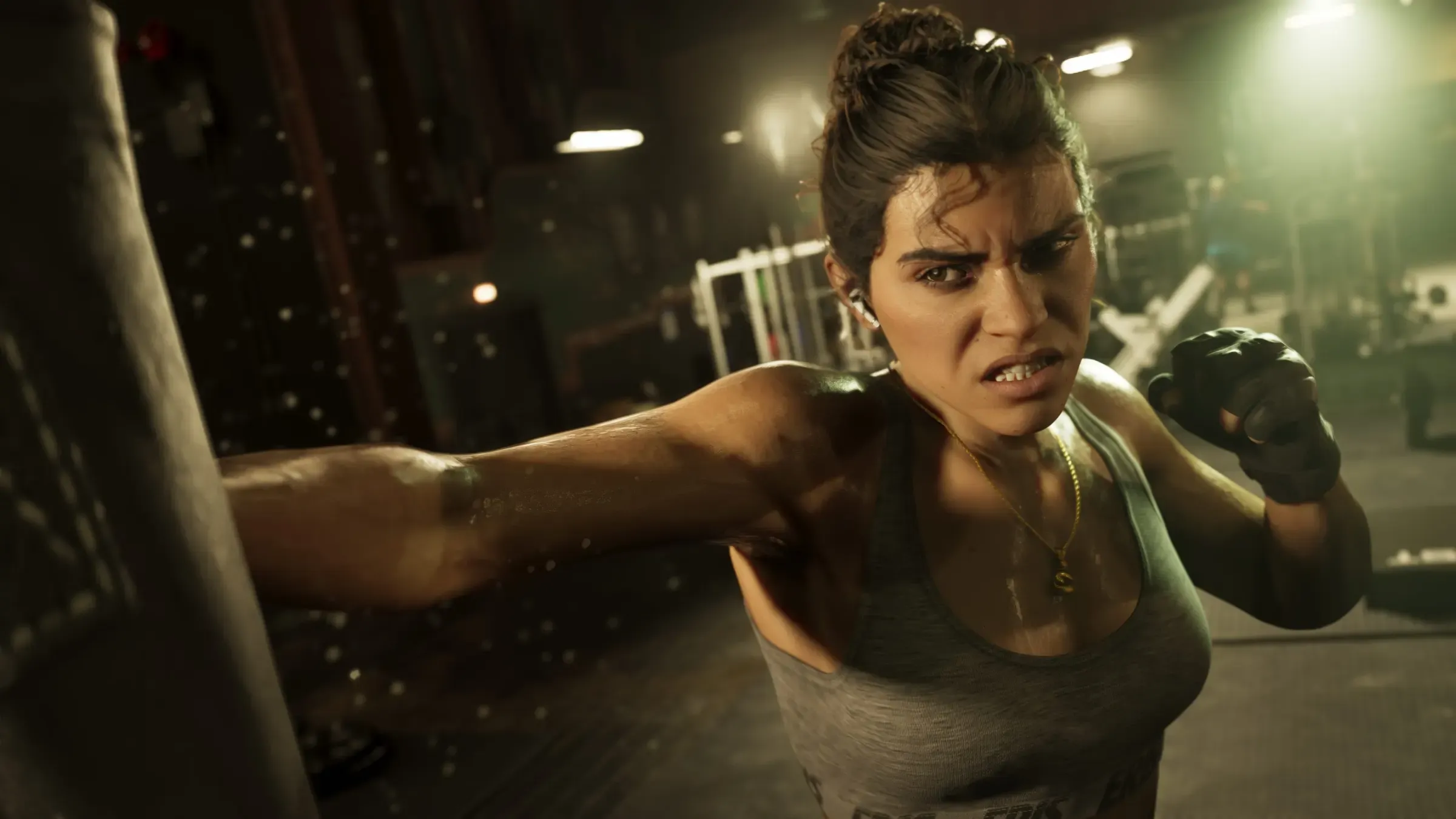 Lucia treinando socos em uma academia escura, com luvas de boxe e expressão concentrada, em imagem oficial de GTA 6