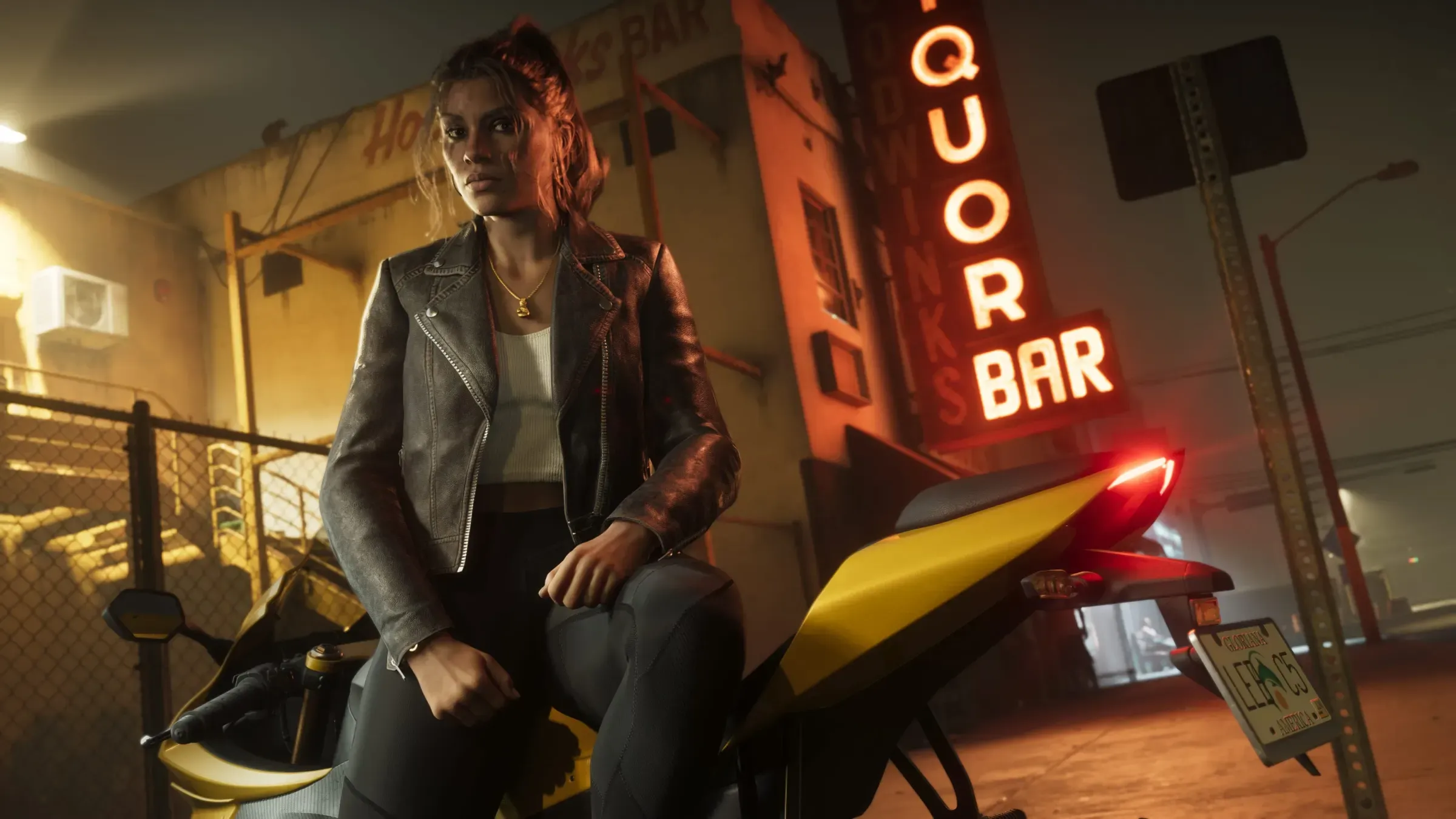 Lucia de jaqueta de couro sentada em uma moto amarela em frente ao letreiro neon de um bar, em imagem oficial de GTA 6